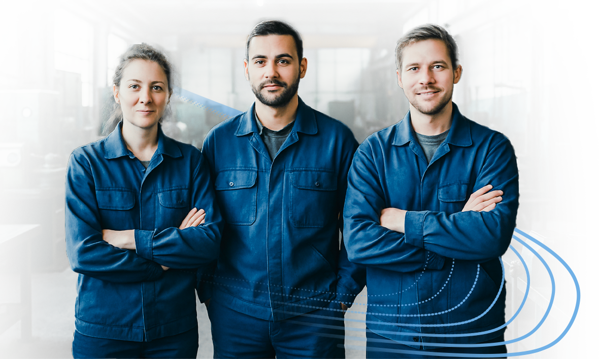 Drei Personen in blauen Arbeitsuniformen stehen mit verschränkten Armen nebeneinander, lächeln und schauen in die Kamera, in einer hellen Industrie- oder Werkstattumgebung mit abstrakten blauen Linien im Vordergrund.